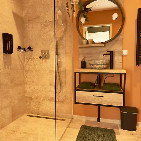 לינה וארוחת בוקר Heaven In East 3*